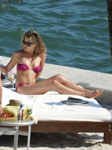 celebritie Jennifer Aniston 21 years sexual photoshoot beach