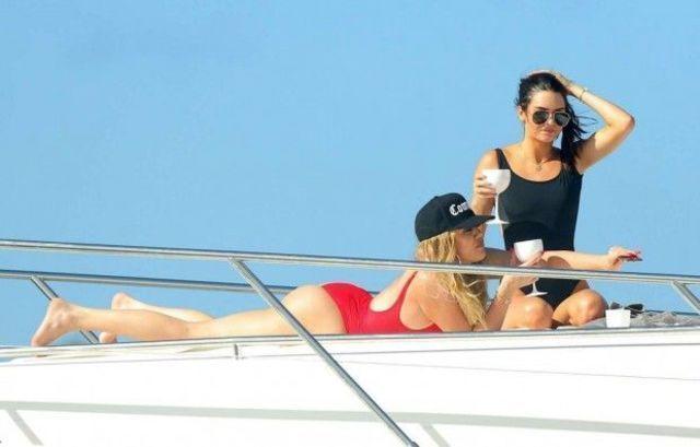 actress Khloe Kardashian teen breasts foto in the club