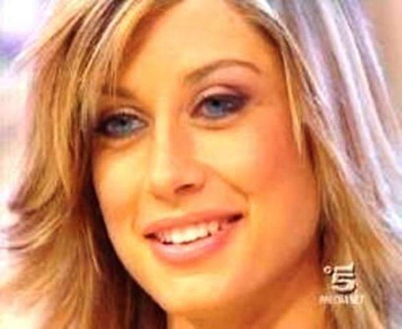celebritie Maddalena Corvaglia 24 years lascivious foto in public