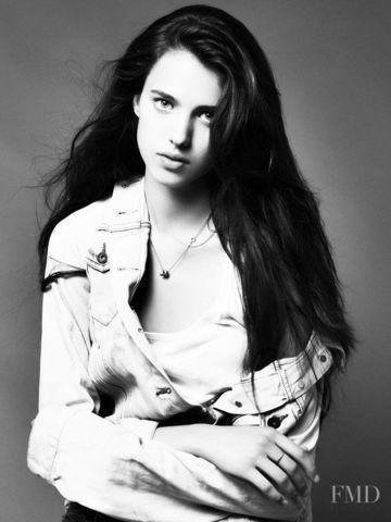 actress Margaret Qualley 21 years Without brassiere image in public