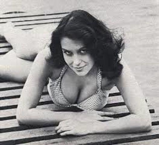 models Marie Devereux 24 years Without brassiere picture beach