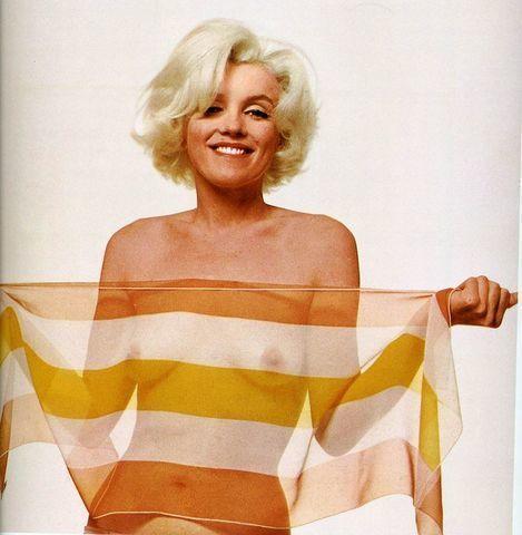 celebritie Marilyn Monroe 24 years Without bra photo in the club