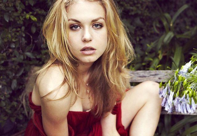 celebritie Penelope Mitchell 24 years unsheathed image in the club