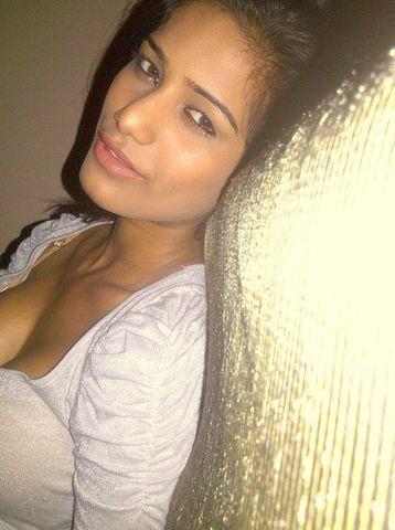 actress Poonam Pandey 21 years private picture home