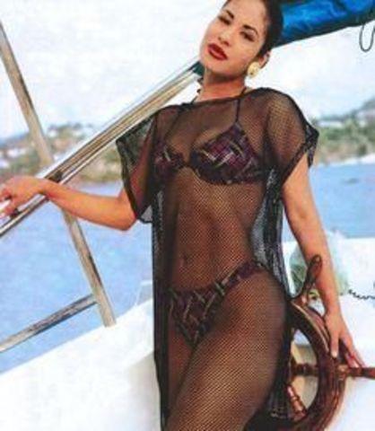 celebritie Selena Quintanilla 25 years sensual picture in public