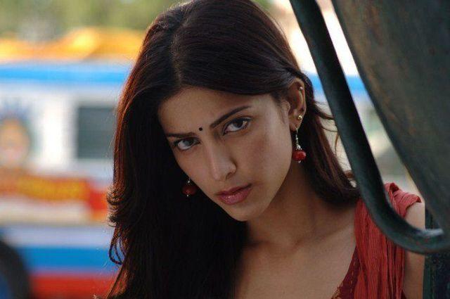 actress Shruti Haasan teen bared pics in public