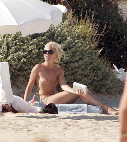 actress Tamara Beckwith 18 years breasts photography in public