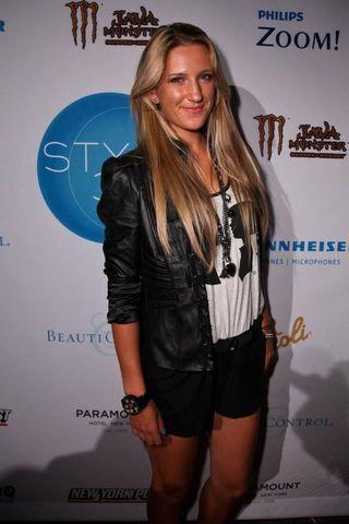 actress Victoria Azarenka 19 years nudity picture in the club