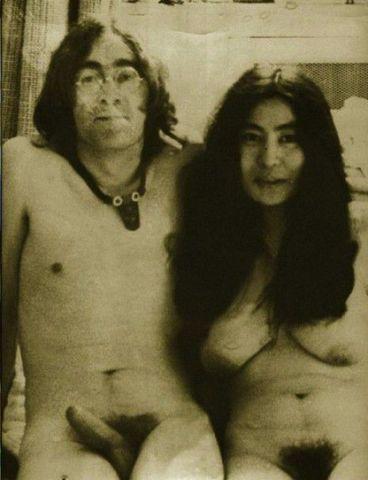 celebritie Yoko Ono 23 years unclad photoshoot home