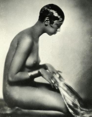 actress Josephine Baker 24 years mammilla photos in the club