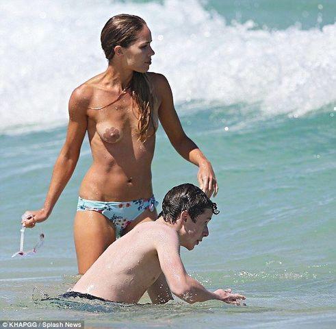 models Marissa Wynne 24 years undressed pics beach