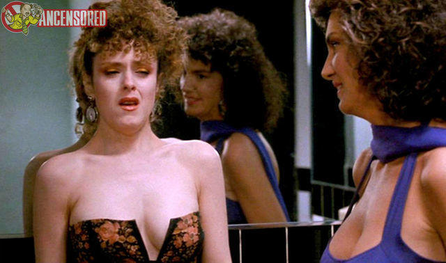 celebritie Bernadette Peters 25 years hot photography in the club