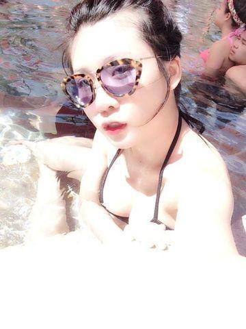actress Truong Le Van 19 years naturism photos beach