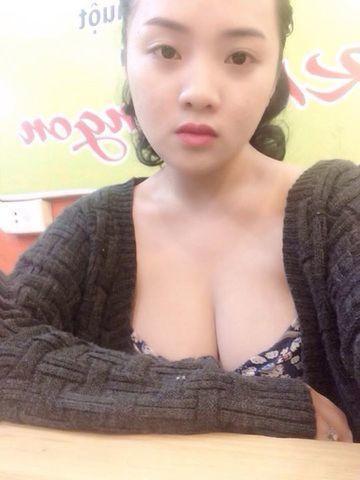 celebritie Cao Giang 23 years sensual photo in public