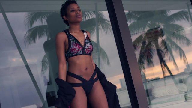 celebritie DeJ Loaf young undressed photo in public