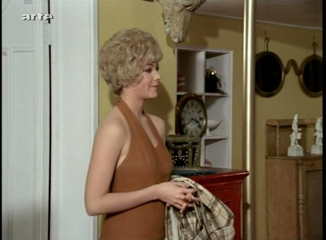 celebritie Linda Thorson 22 years in the buff picture in public