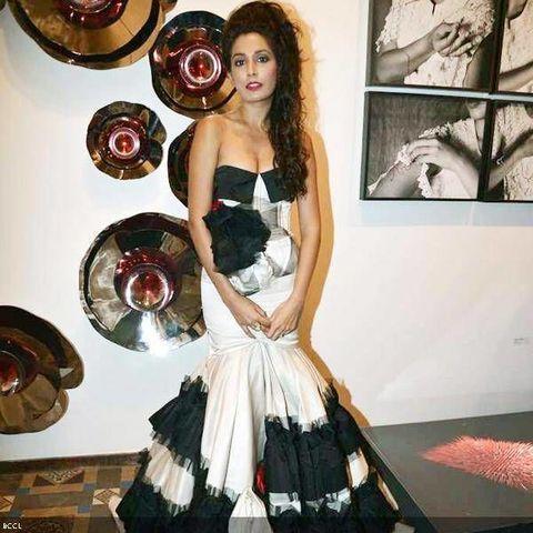 actress Monica Dogra 19 years romantic art in the club