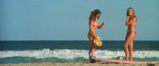 celebritie Nell Schofield 22 years naturism art beach