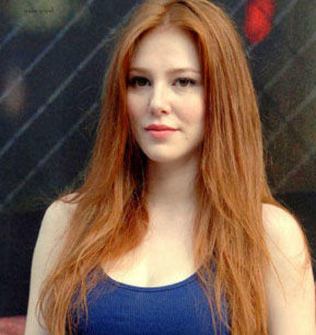 actress Elçin Sangu 18 years Uncensored photography in the club