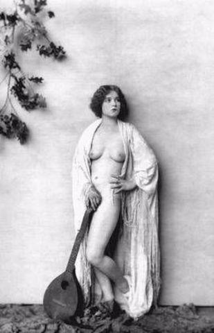 actress Clara Bow 2015 Without bra photo in public