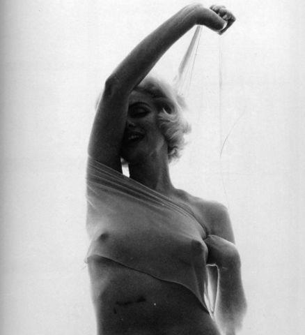actress Marilyn Monroe 22 years sensual photography home