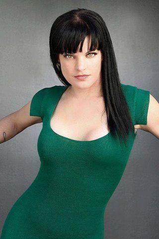 models Pauley Perrette 22 years k naked picture in public