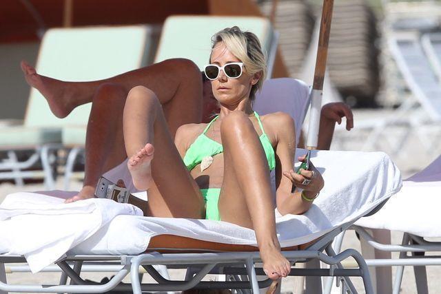 actress Lady Victoria Hervey 19 years Without bra picture in the club
