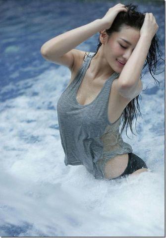 celebritie Viann Zhang 24 years the nude image in public