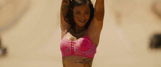 celebritie Levy Tran 20 years bareness photoshoot in public