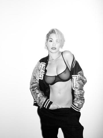 Rita Ora topless foto