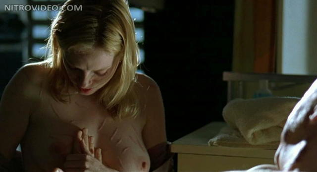 celebritie Sarah Polley young in one's skin foto beach