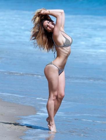 models Kaili Thorne 21 years Without brassiere photoshoot beach