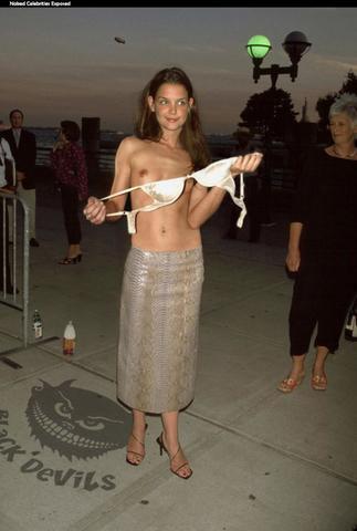actress Katie Holmes 22 years Without bra foto home