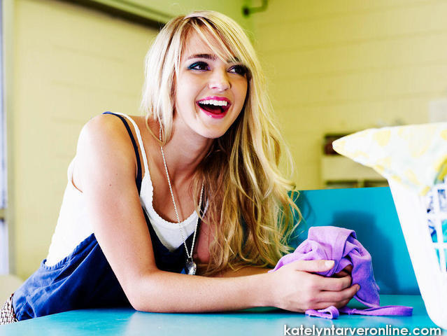 actress Katelyn Tarver 20 years nude picture in the club