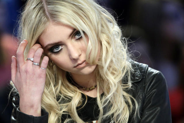 actress Taylor Momsen young undress photo in the club