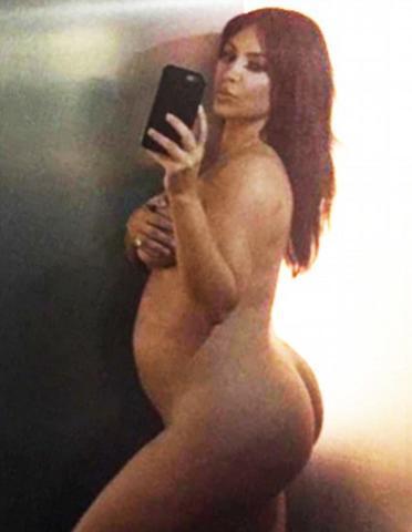 models Kim Kardashian West 23 years nudity foto in the club
