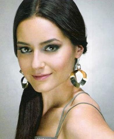 actress Özlem Yilmaz 23 years the nude art in public