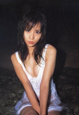 actress Yui Ichikawa 23 years swimsuit foto in the club