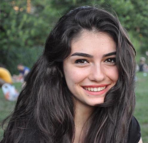 actress Selin Demiratar teen drawn foto home