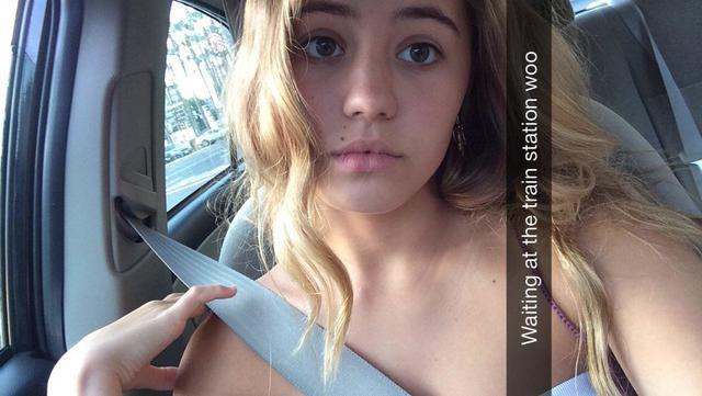 celebritie Lia Marie Johnson 19 years unclad photoshoot in the club