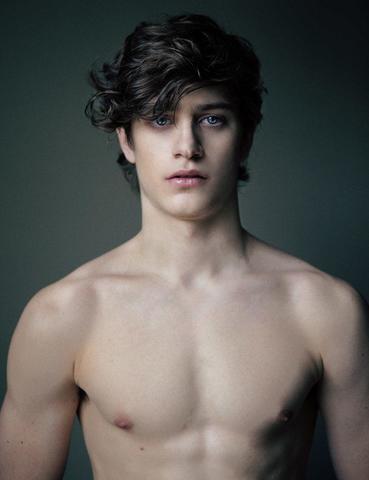 models Finn Atkins 19 years inviting photos in public