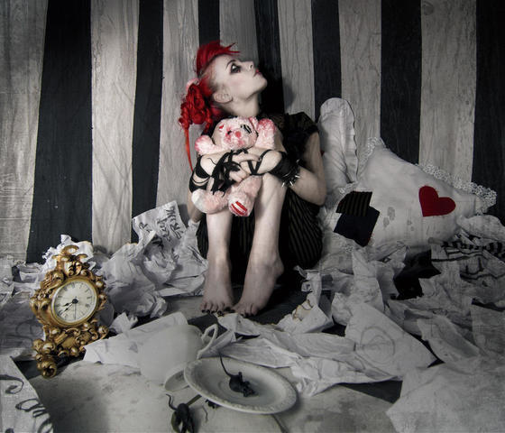 actress Emilie Autumn 19 years undress photoshoot home