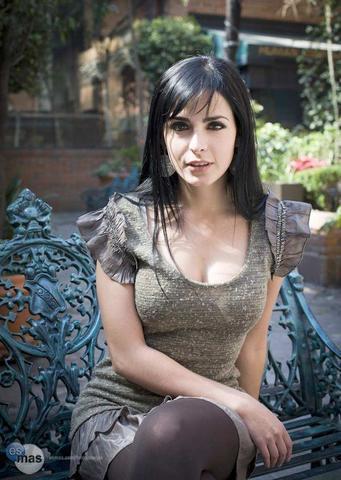 celebritie Ximena Herrera 23 years provocative foto in public