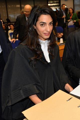 celebritie Amal Clooney teen Without slip photoshoot in public