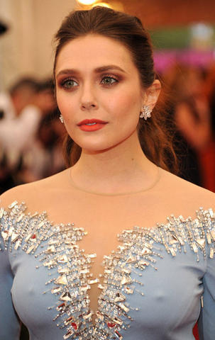 models Elizabeth Olsen 25 years bare picture in the club