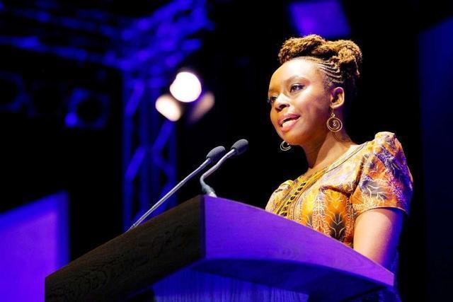 Chimamanda Ngozi Adichie durchgesickert nackt