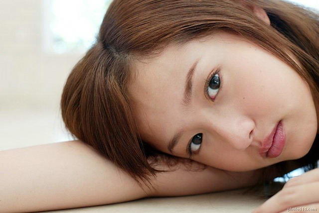 actress Erika Sawajiri 23 years melons image in public