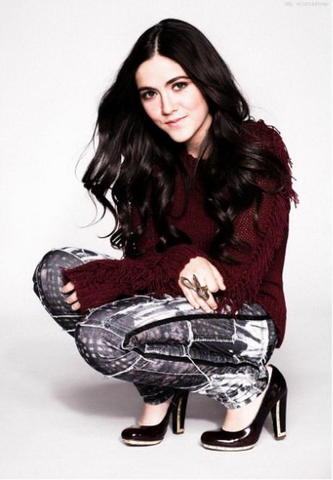 actress Isabelle Fuhrman 20 years chest photos home
