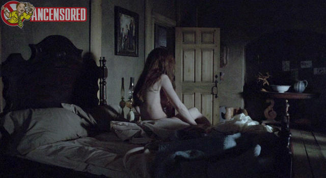 celebritie Katharine Isabelle 21 years bare photos in the club