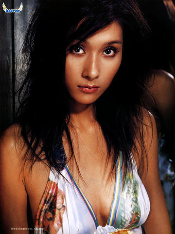 actress Yun Zhou 21 years Without bra photo in public
